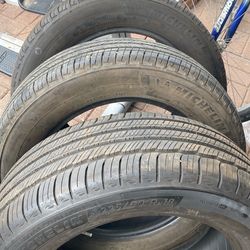 Michelin 225/60R18 3x$90.00 tienen Parche