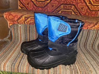 Boys boots size 4