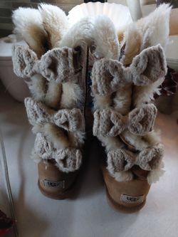 Womens Bailey Bow UGGS Size 7