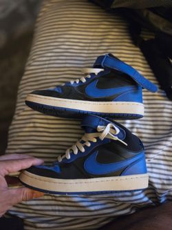 Boys Size 5 Nike shoes.