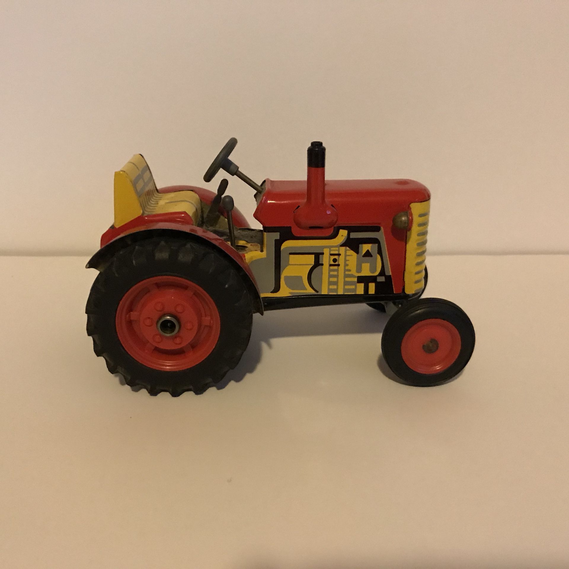VINTAGE ZETOR TIN TOY TRACTOR! VERY COLLECTIBLE! PRICED TO SELL!