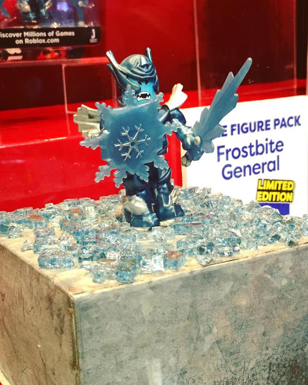 F2uhrb P9f7bkm - details about sdcc 2019 exclusive roblox frostbite general figure pack with game code in hand
