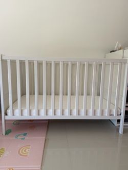 IKEA White Crib with Mattress – Excellent Condition