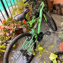 Huffy Rock Creek Bike. Bicycle  With Free Helmet  Free Lock And Free Extra Wheel 