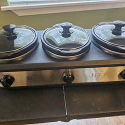 TRU three 2.5 quart slow cooker & warmer - NEW no box