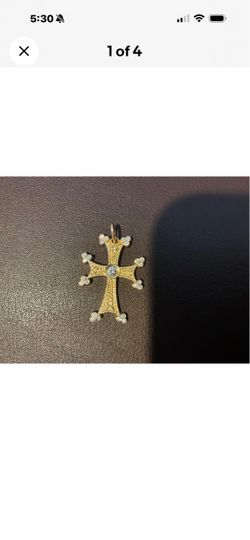 GOLD 18K CROSSE DIAMOND IN THE MIDDLE AND EACH CORNER.  (NEW)