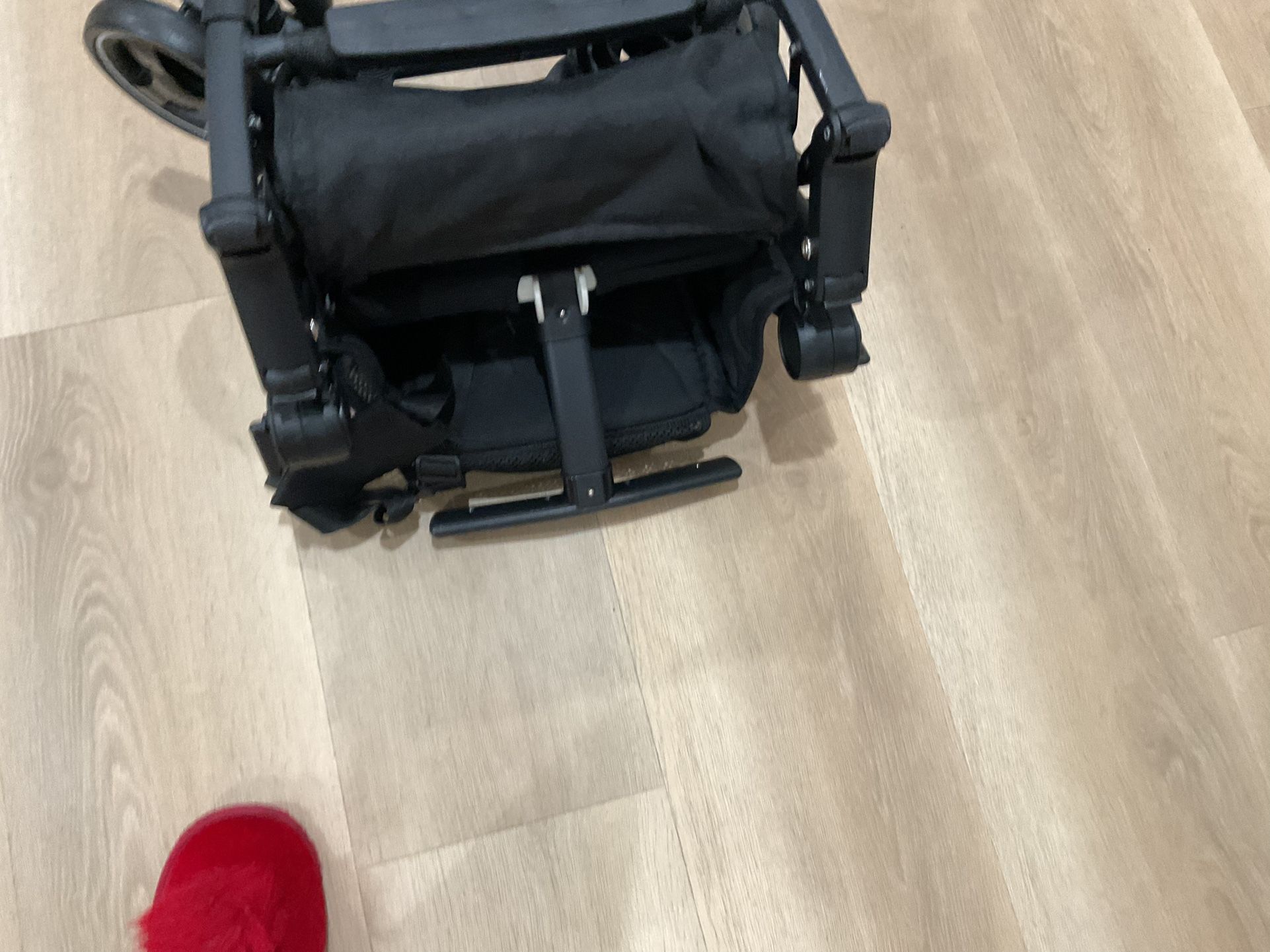 A Beautiful, Black, Strong , Not Too Big Toddlers Stroller ( NO SHIPPING)
