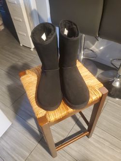 UGG BOOTS (SZ 11) BLK