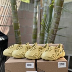 Adidas Yeezy Foam RNNR Sulfur KIDS Size 11K & 1Y 