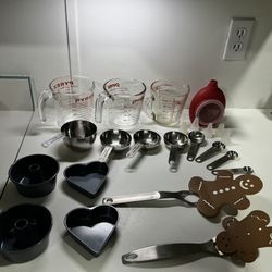 Kitchen Measuring pyrex vintage Measuring Cups  & Spoons measuring 