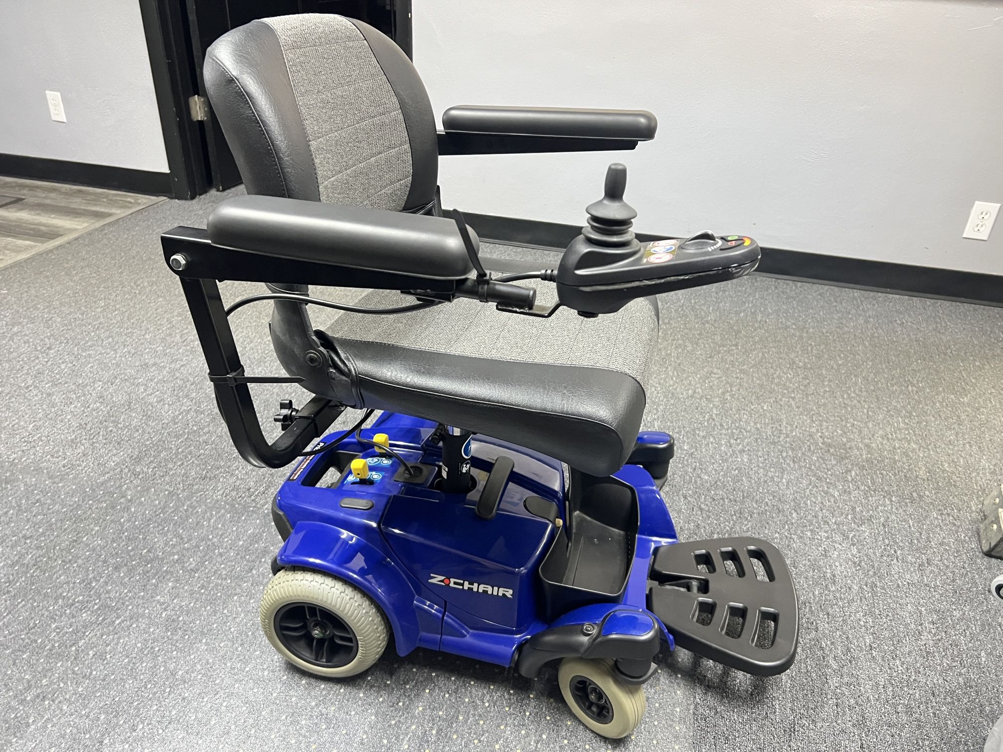 Pride Z-Chair Power Chair – Clean, New Batteries, Easy to Transport