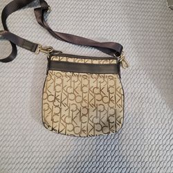 Bolso Crossbody Calvin Klein Original – Estampado de Logotipos (Monogram) Café/Beige