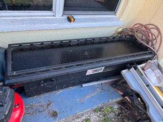 Truck tool box