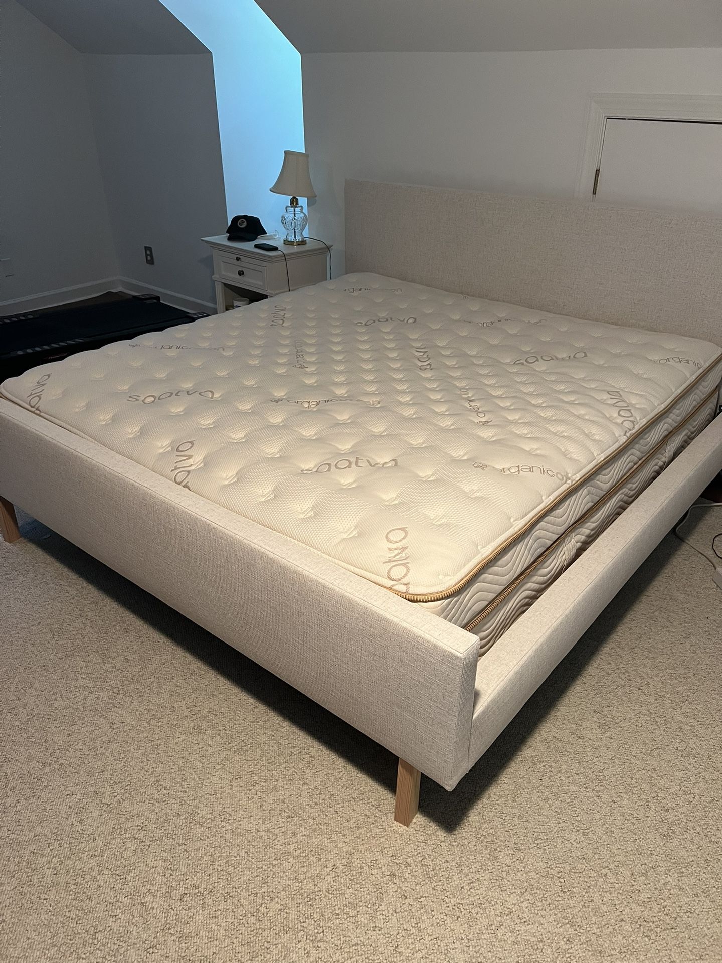 Saatva Classic Mattress, King 14.5 inches " Luxury Firm, Like New, Perfect Cond