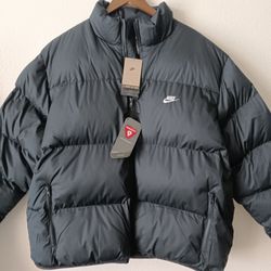 Size XXL Nike Sportswear Men's Club Puffer Jacket PRIMALOFT Black/White Loose Fit Synthetic Fill