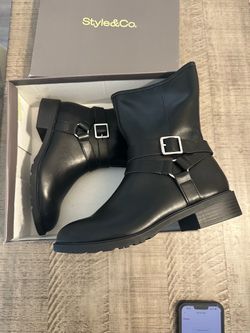 New women’s boots size 7