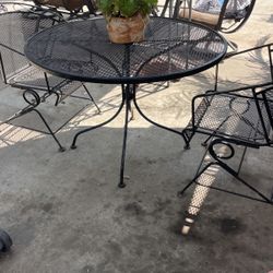 Mesa Y Dos Sillas