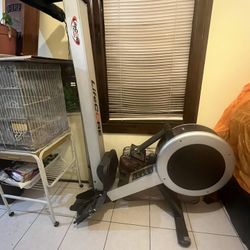 R100 Lifecore Rower