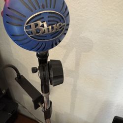Blue Snowball Microphone/Heavy Duty, Microphone boom stand/pop filter with gooseneck.