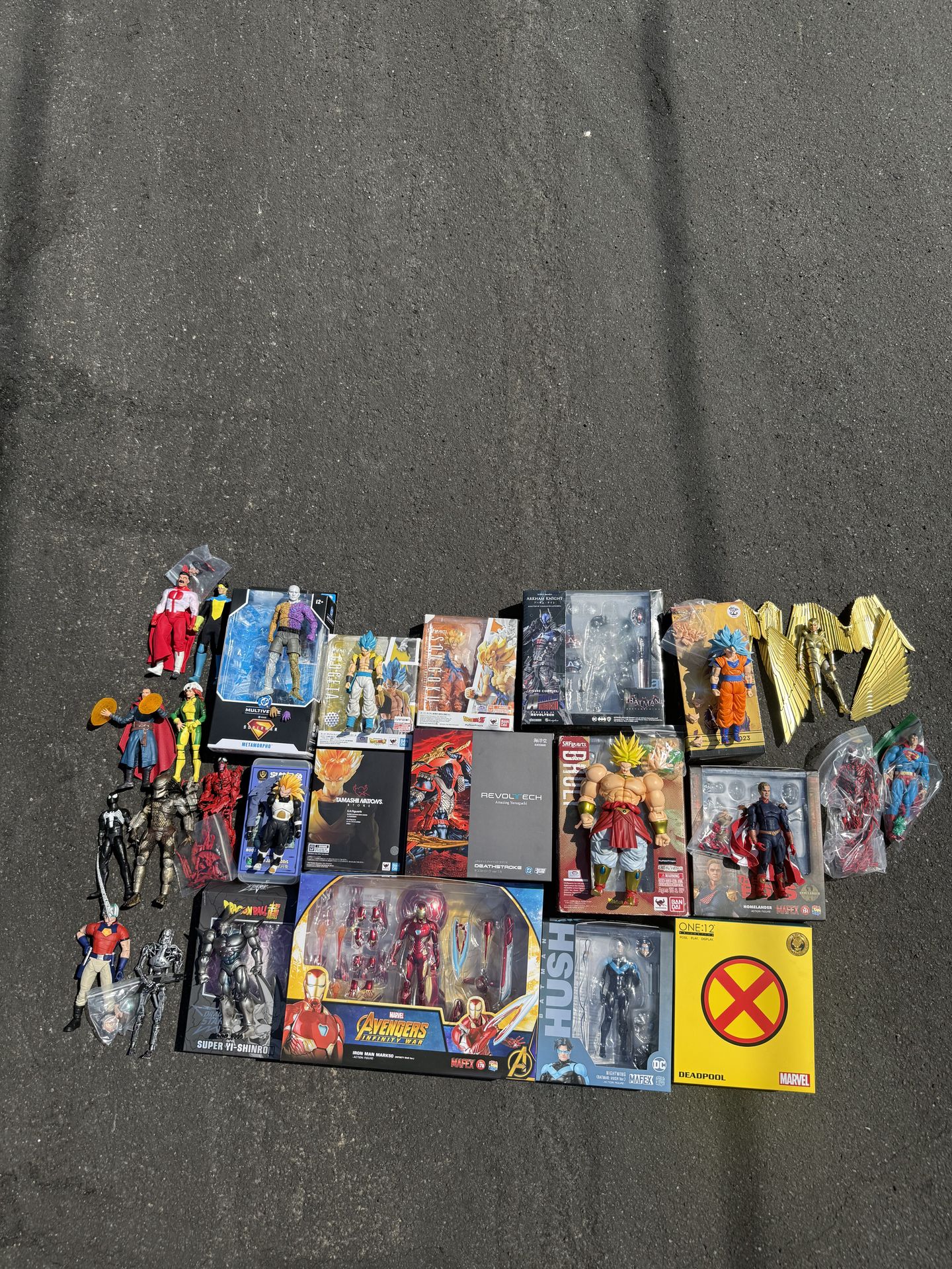 Figure lot trade or sell, Dc, Marvel, Dragon Ball, Invincible, mafex, Revoltech,Mezco