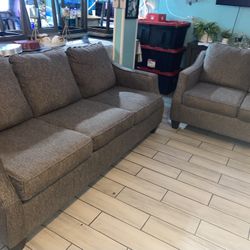 ✨💕Conche  & Love Conchs  Is Clean Great Condition ✨💕