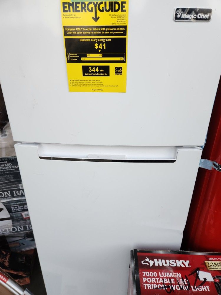 Magic Chef 7.4 Cuft Refrigerator With Top Freezer