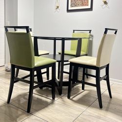 Beautiful Table With 4 Chairs $400