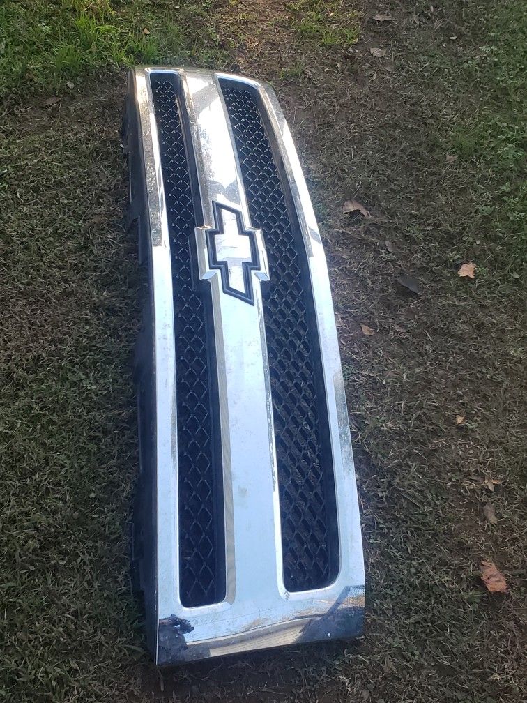 Used Original 2010 Chevy Silverado 1500 Grill