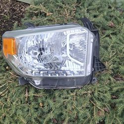 2014-2021 Toyota Tundra OEM R/H Headlight2014-2021 Toyota Tundra OEM R/H Headlight 