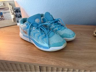 Women’s Kevin Durant, size 8