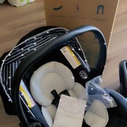 Graco Lightweight Car seat And Base