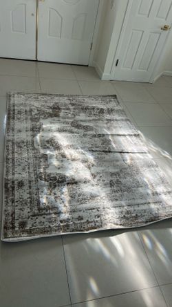 Brand new 5 x 7 rug
