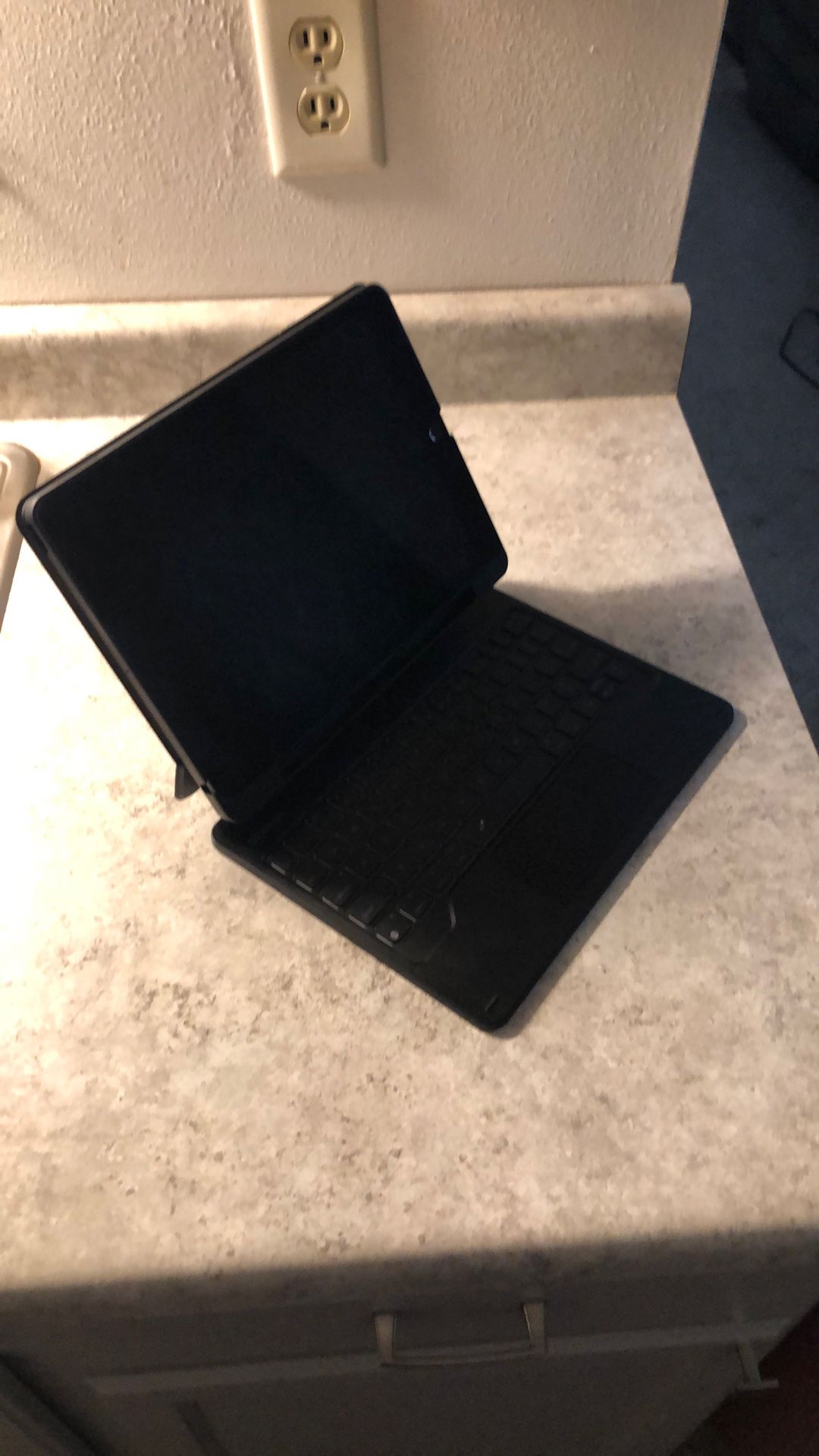 9th gen iPad with Magnetic Keyboard/stand