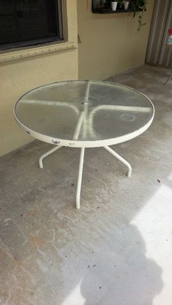 40” Outdoor Round Glass Picnic Table