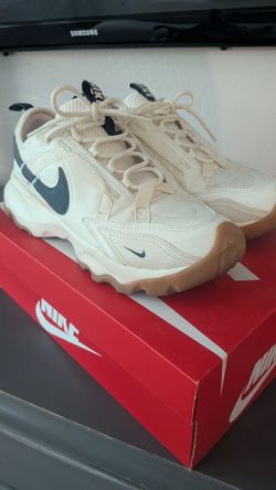 Rare Find- Nike TC7900 Pale Ivory & Navy Women's Sz 10