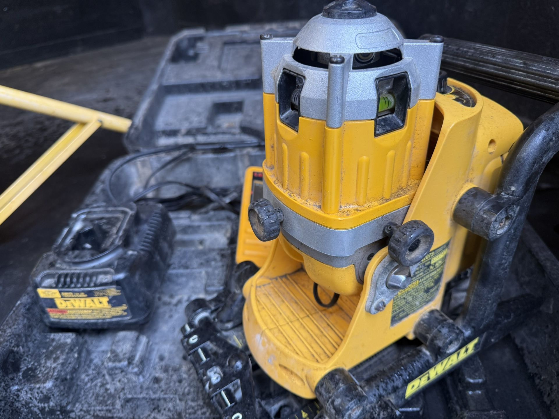 DEWALT DW073 18V Cordless Manual Level Laser