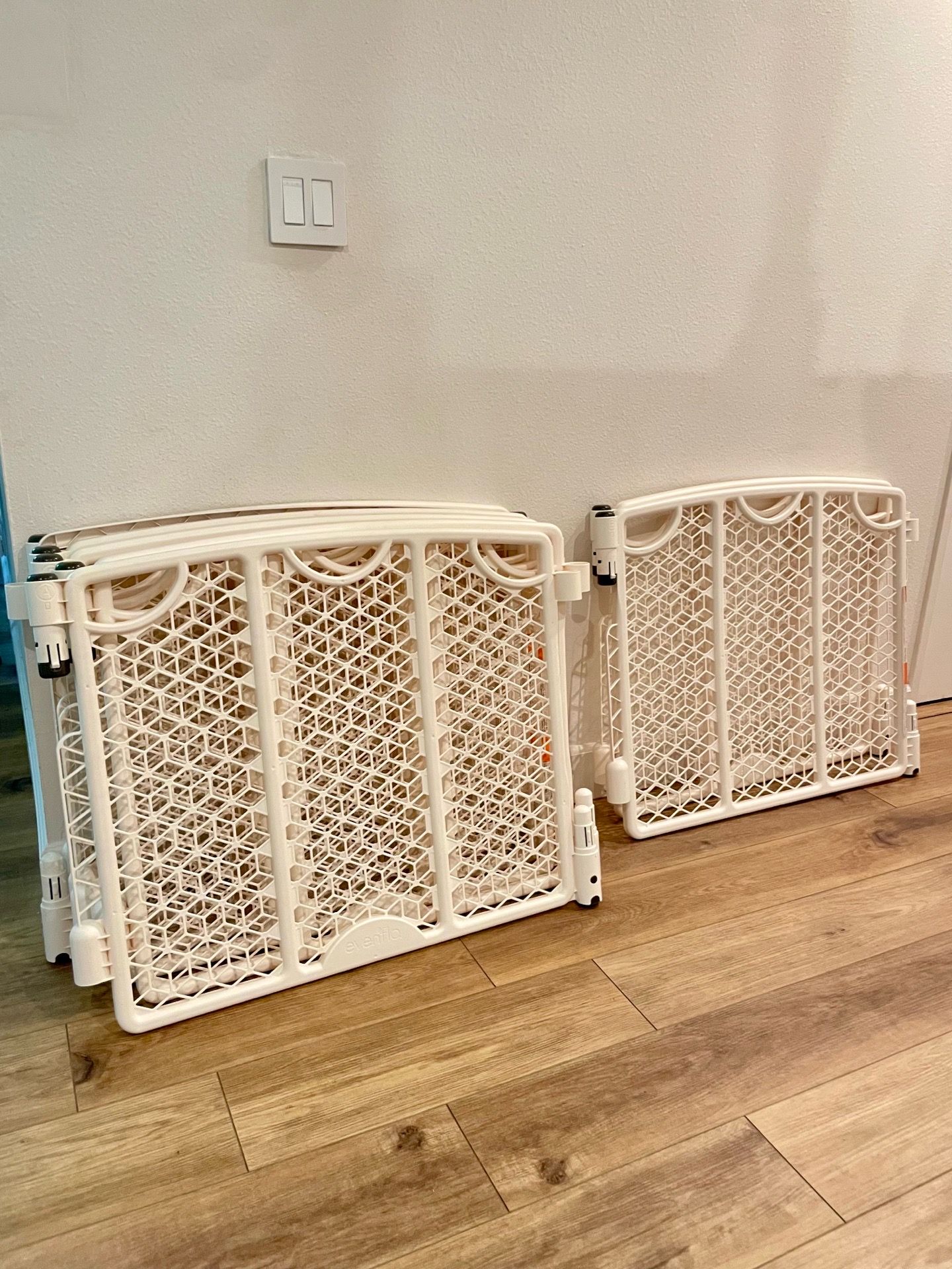 Evenflo Versatile play space adjustable play area / playpen (Cream color- 8 panels)