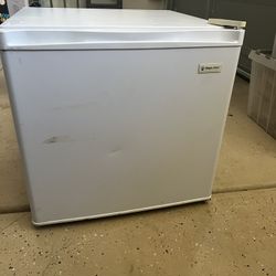 Magic Chef 2.4cf Mini Fridge