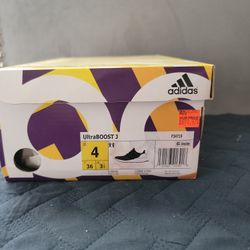 Youth 4 y Sneakers 