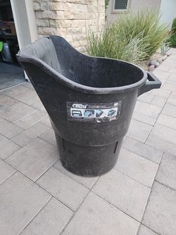 Catchy 30-Gallon Black Plastic Utility Bucket