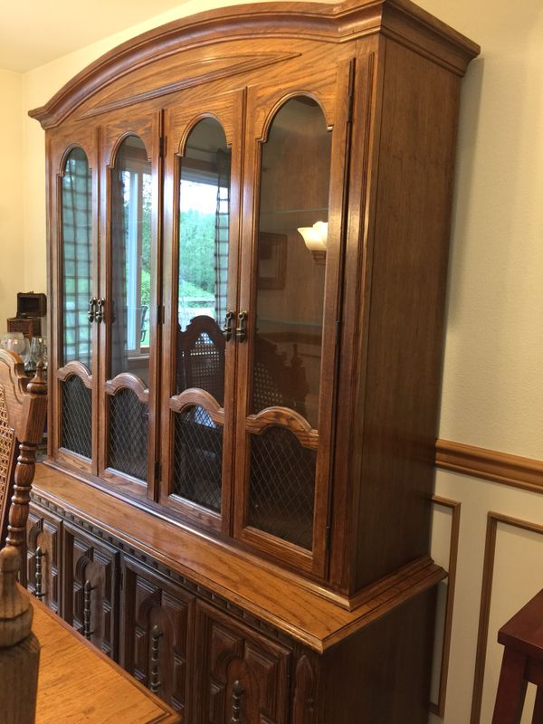 Thomasville dining table/hutch/sideboard for Sale in Sumner, WA OfferUp
