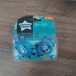 NEW Tommie tippee Orthodontic Acceptance BPA free 6-18 Mons. Pacifiers 