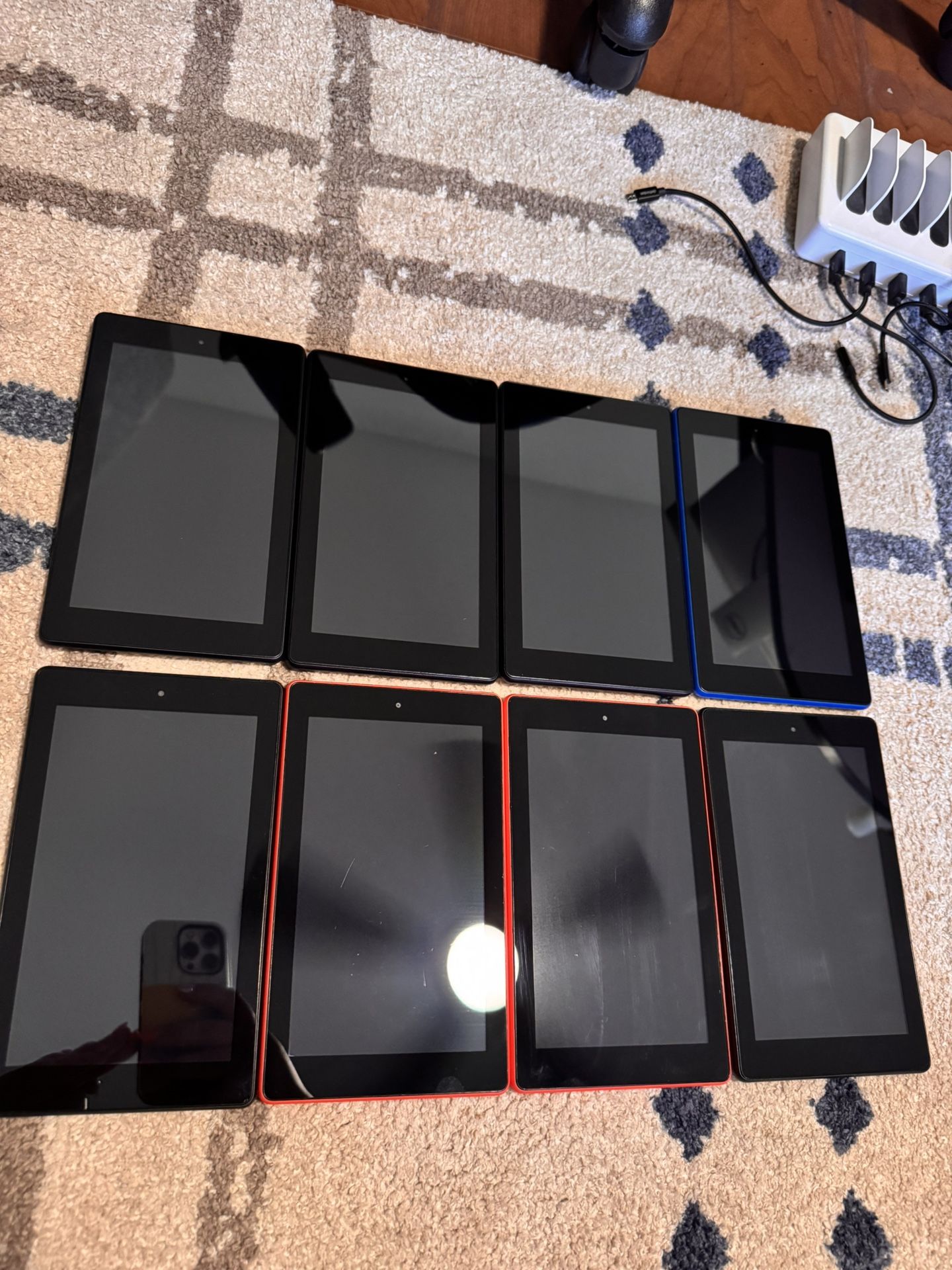 8 Amazon fire kindles and charging station