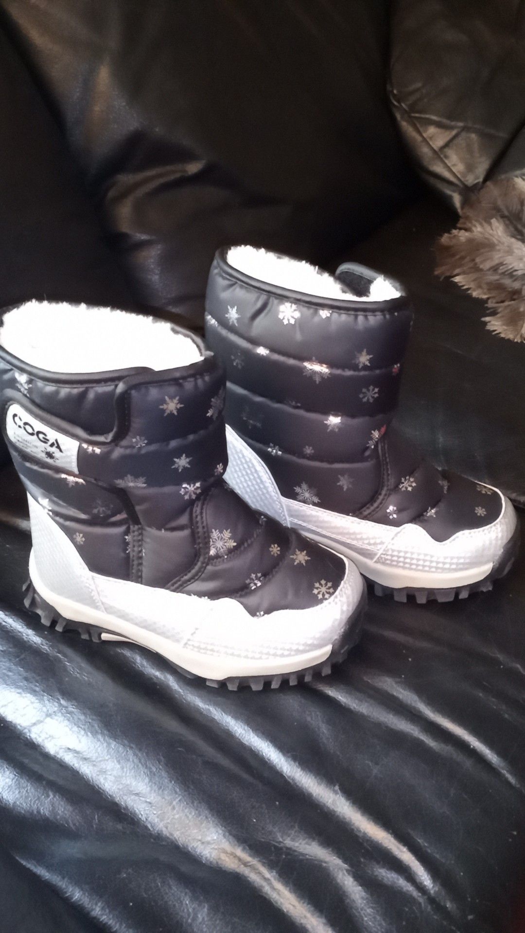 Girls rain boots / snow boots size 1 and 1/2 toddler / youth in great condition brand new condition