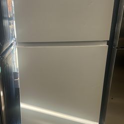 Hisense 30” Top Freezer-Bottom Refrigerator 