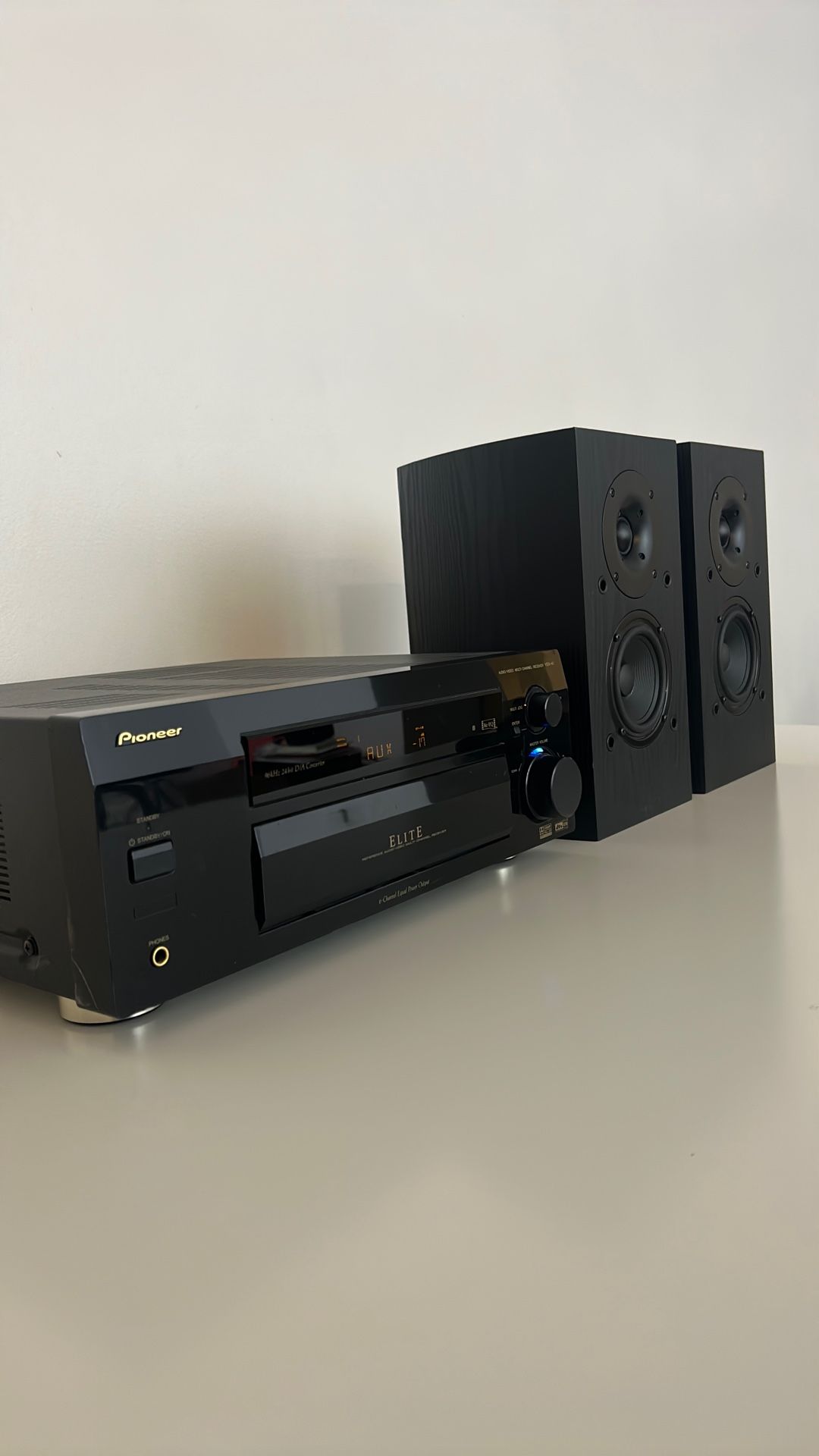 PIONEER Elite VSX –41 300 W digital receiver+ Pioneer SP-BS22-LR Andrew Jones Signature Bookshelf Speakers
