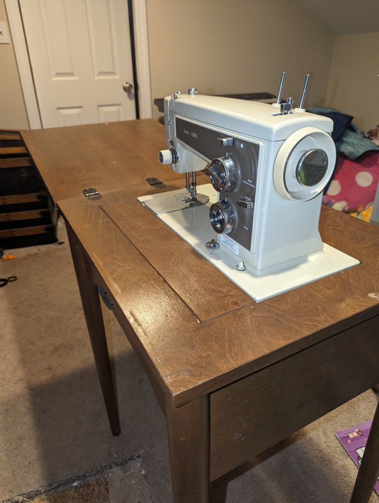 Singer Sewing Machine/Convertible Table