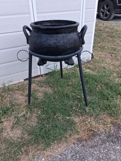 Cast Iron Cauldron with Metal Stand