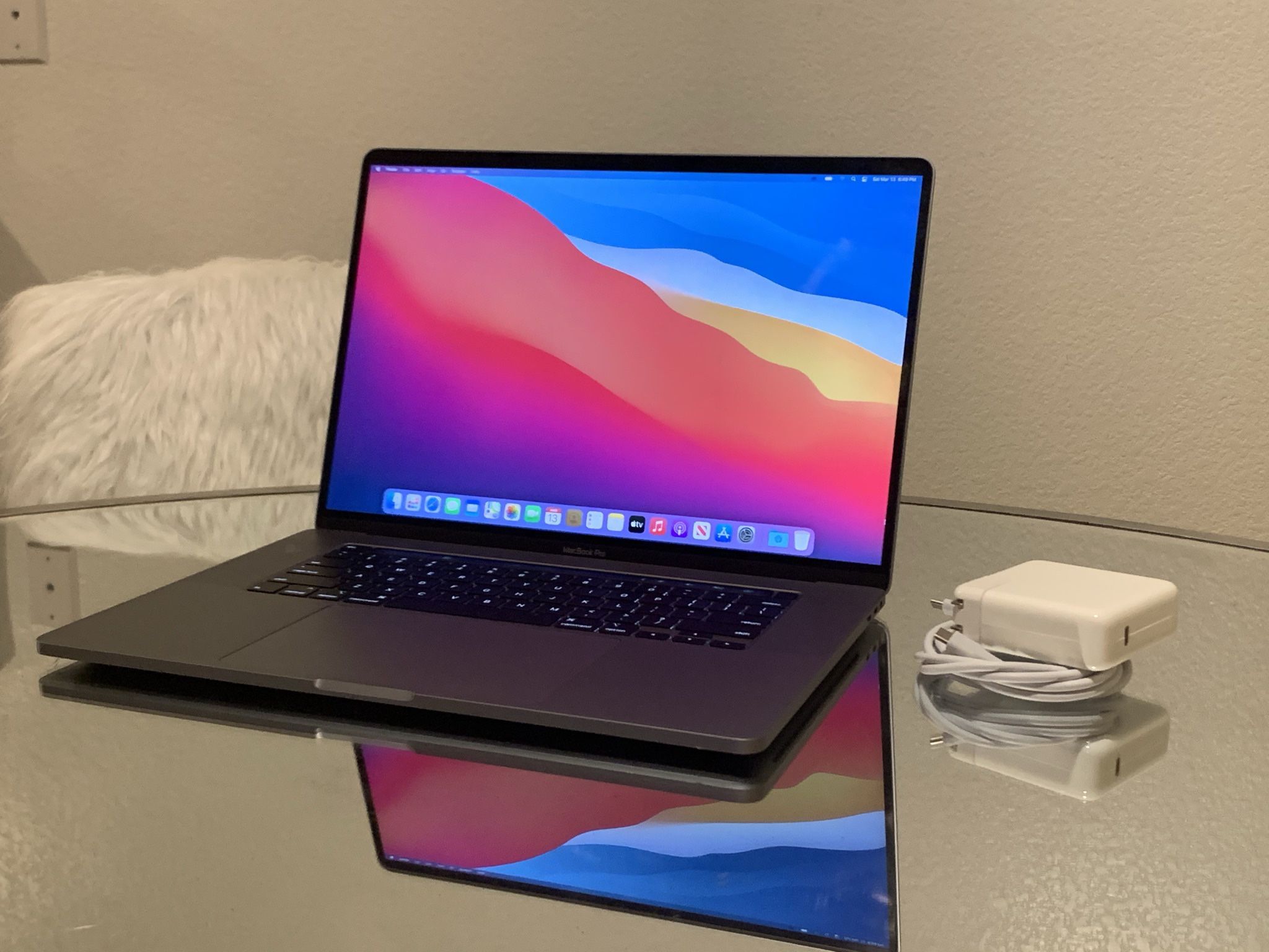 2019 / 2020 Apple MacBook Pro 16” 2.6Ghz i7 16gb RAM + SSD! NEW OS, Final Cut Pro +Apps