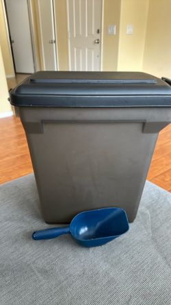 Pet Storage Container with Scoop